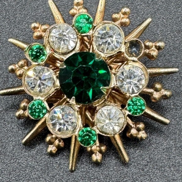 Vintage Green Rhinestone Gold Tone SNOWFLAKE Pin Brooch MISSING one Green Stone - Picture 4 of 4